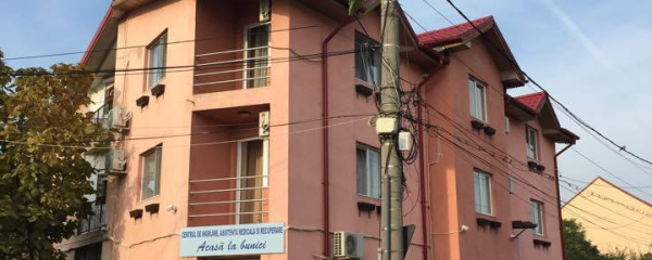 Exterior — clădire și grădină